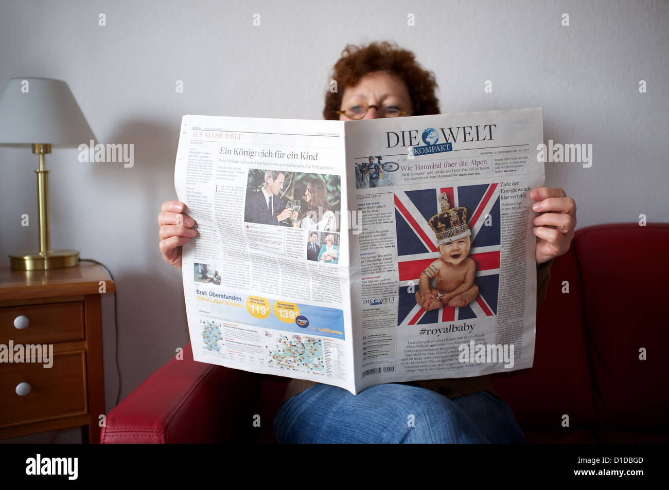 Frau liest Zeitung mit Titelseite Nachrichten des britischen königlichen Babys sterben Welt Kompakt (kompakt) Stockfoto