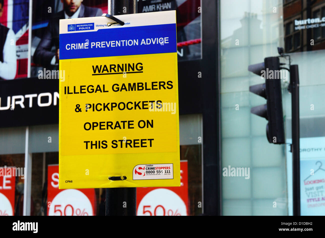 Melden Sie sich an der Kreuzung von Oxford Street, Davies Street & South Molton Street Warnung vor illegalen Glücksspieler und Taschendiebe. Stockfoto