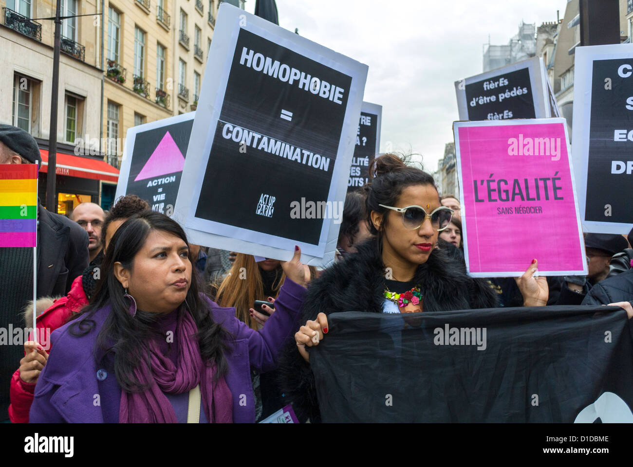 Paris, Frankreich, Frauen, die in einer Pro-Homosexuellen-Heiratsdemonstration mit vielen LGBT-Aktivismus-Gruppen einziehen, Act up Paris, Trans People Holding Trans Activist Protestschilder, gegen Homophobie, Act up Poster Stockfoto