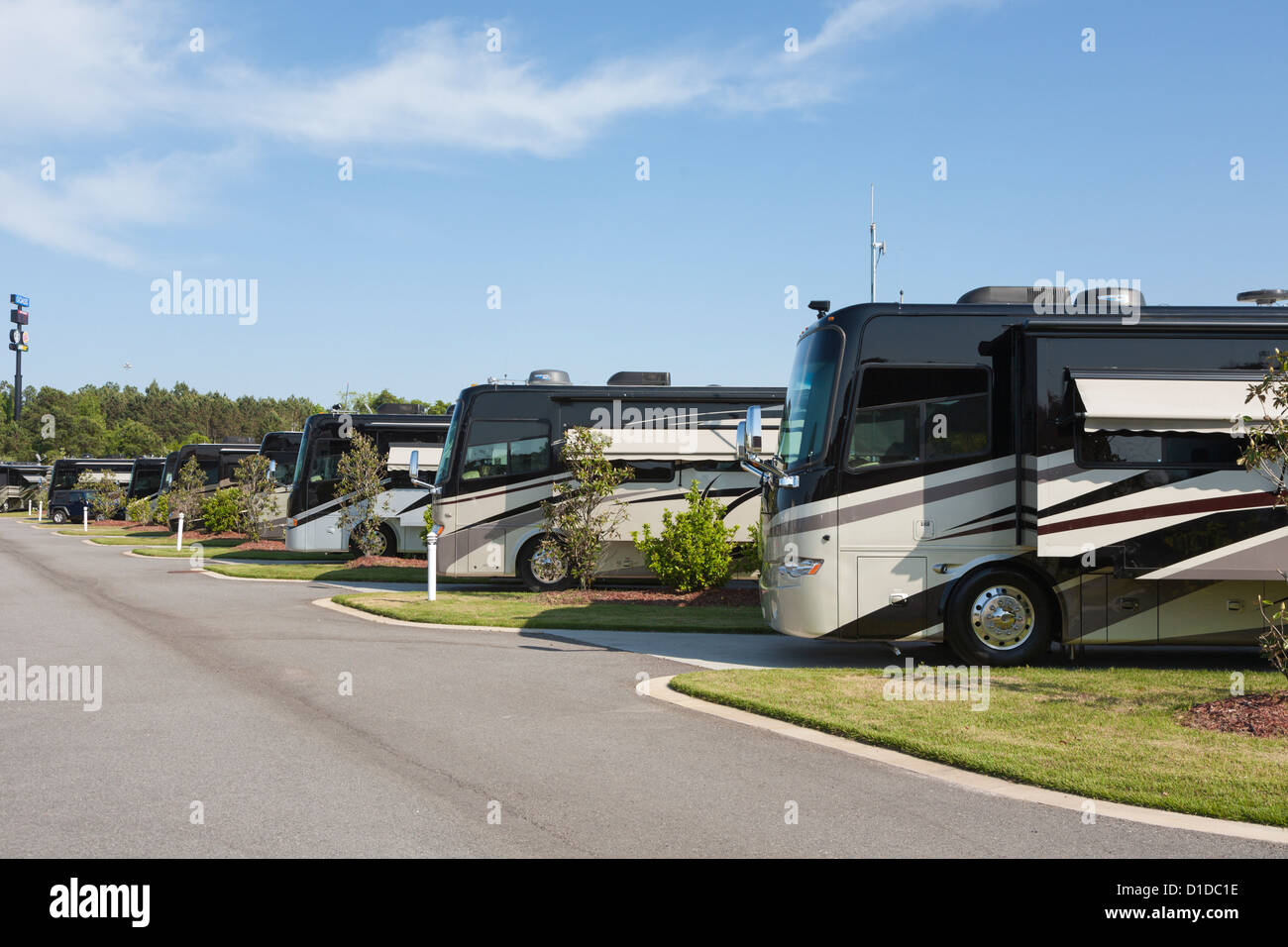 Luxus-Reisebusse parken beim RV Resort in Brunswick, Georgia Stockfoto