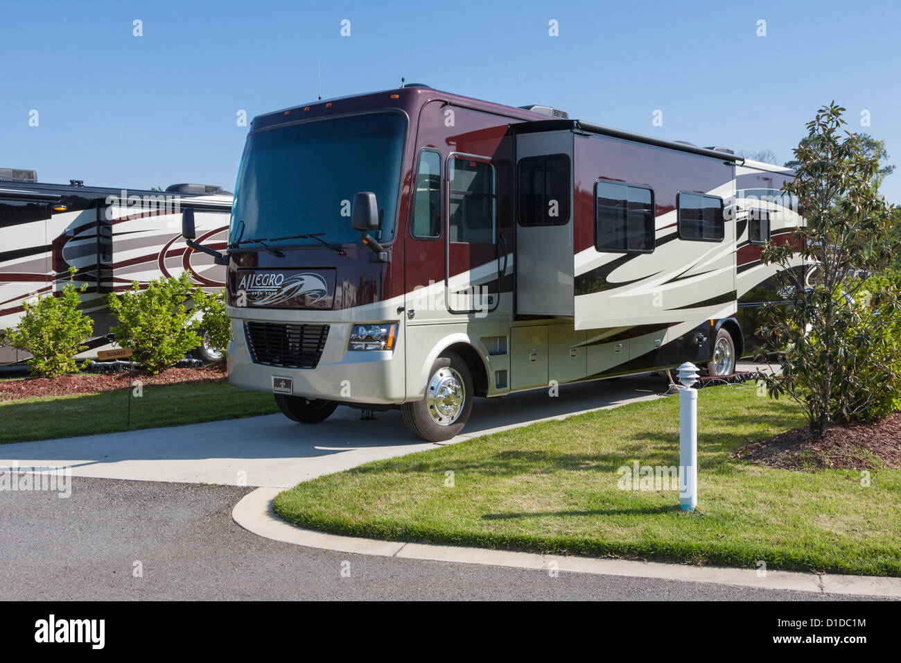 Allegro Open Road-Luxus-Reisebus geparkt im RV Resort in Brunswick, Georgia Stockfoto