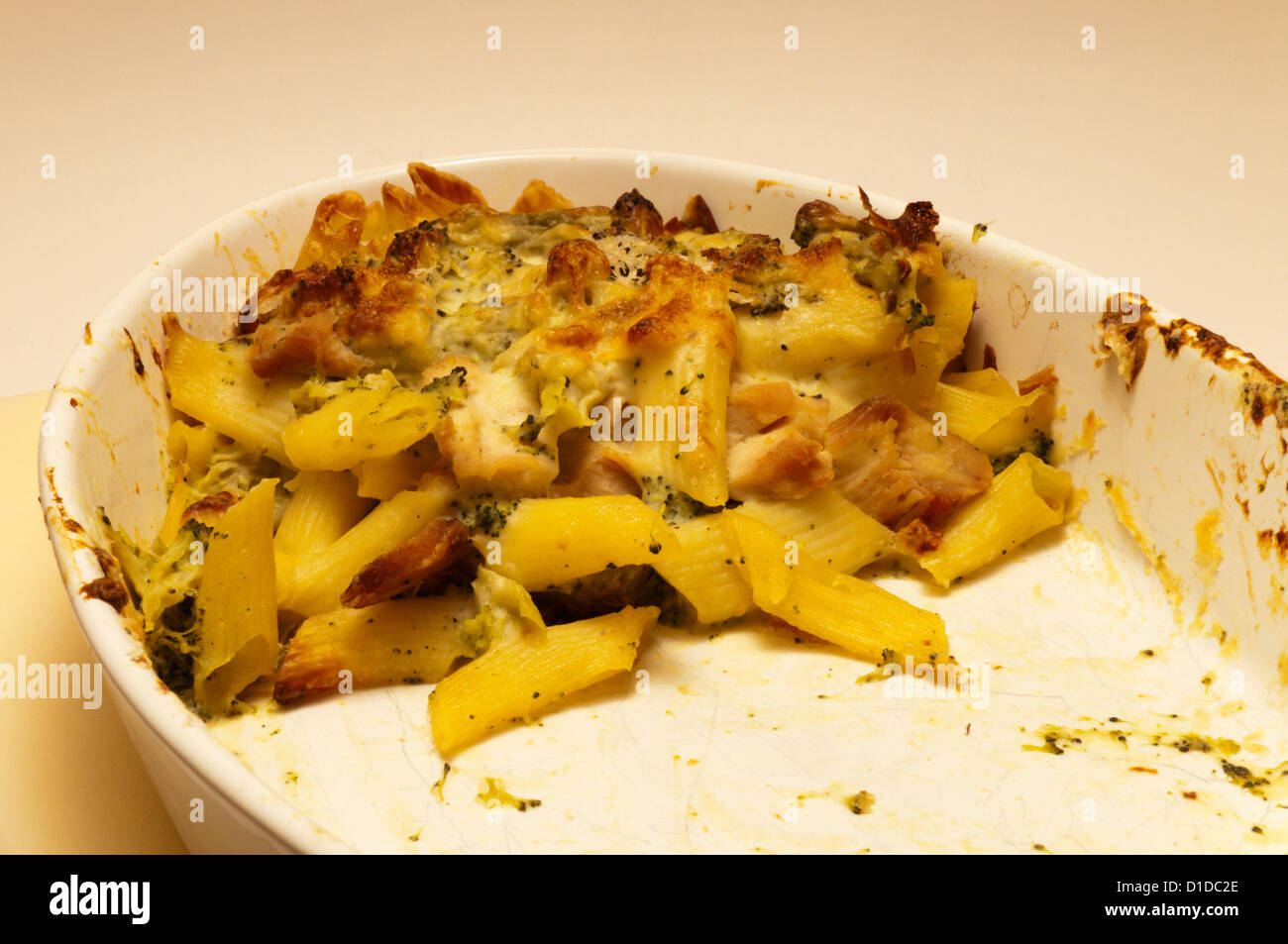 Links - Über essen Pasta, Huhn und Brokkoli, die entweder erneut erhitzt oder weggeworfen. Stockfoto