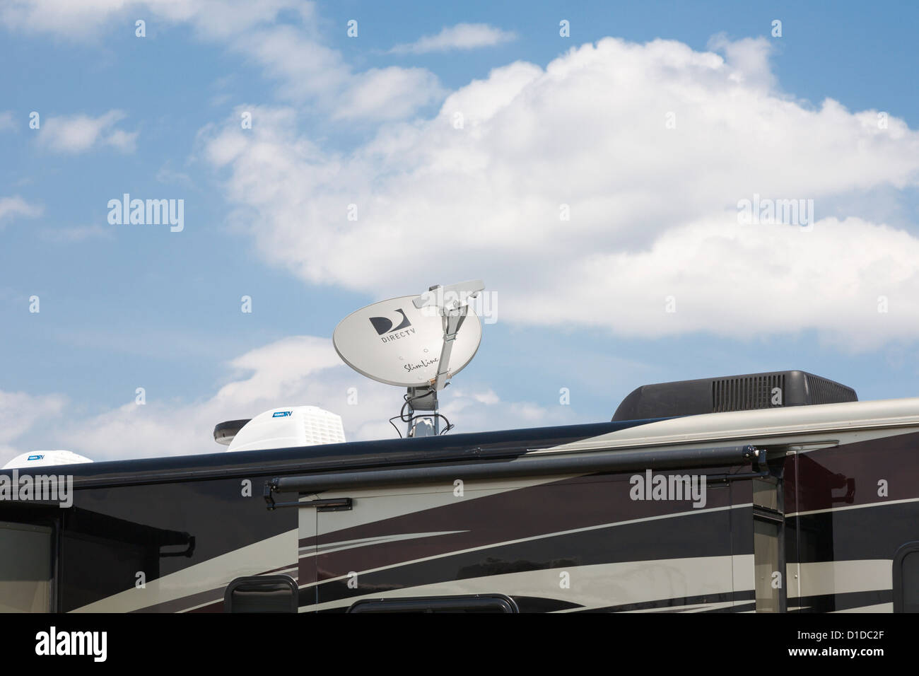 Direkte TV-Satellitenschüssel montiert auf einem luxuriösen Bus RV Stockfoto