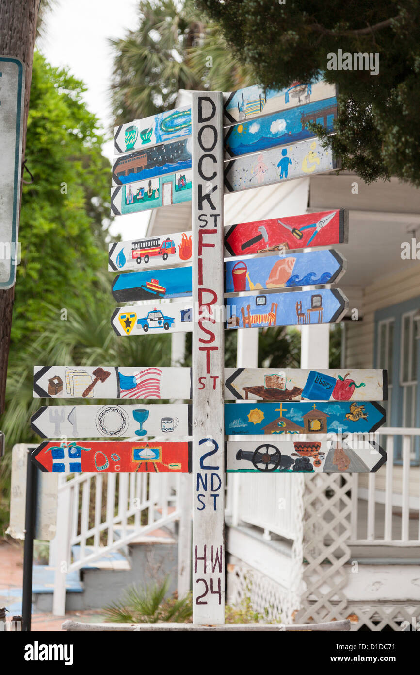 Handbemalte Zeichen am Rand Dock und erste Straßen in Cedar Key, Florida führen Touristen durch die Stadt Stockfoto