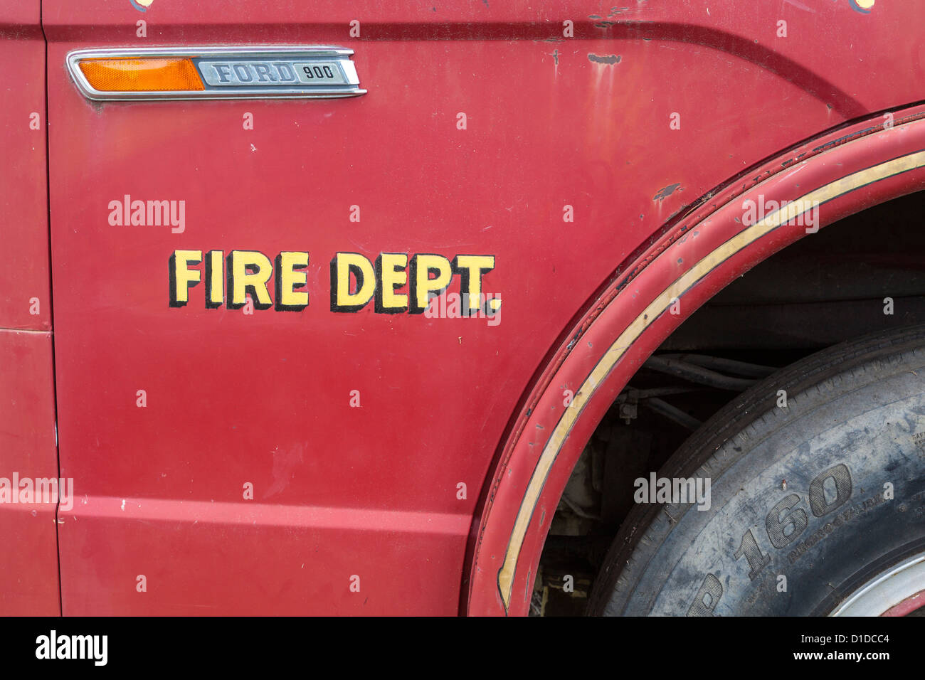 Nahaufnahme Detail der Feuerwehr gemalt auf antiken roten Ford 900 JACO Feuerwehrauto Stockfoto
