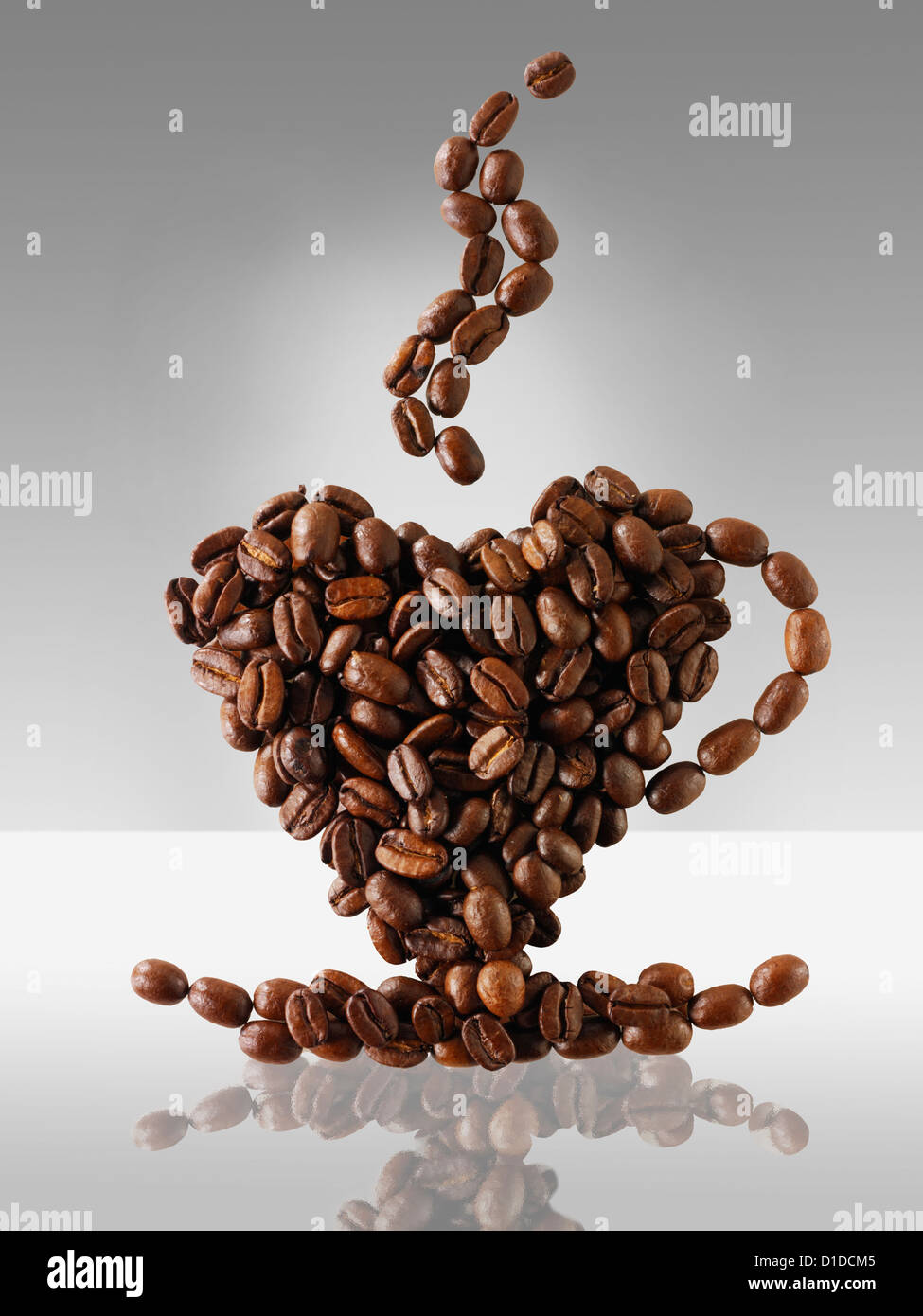 Kaffeebohnen in der Form einer Kaffeetasse. "Liebe Kaffee" Stockfoto