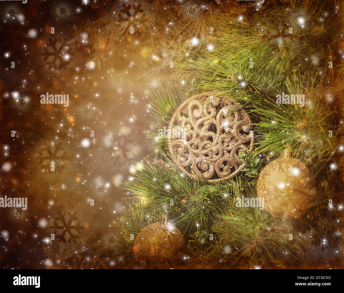 Foto von traditionellen Weihnachtsbaum isoliert auf braune Grunge Hintergrund, grüne Tanne geschmückt mit goldenen Perlen Spielzeug Stockfoto