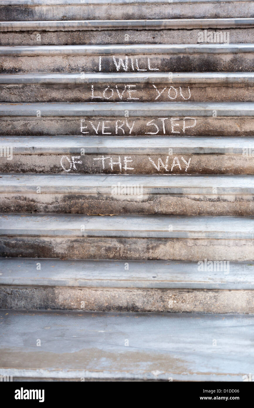 Ich werde dich lieben, jeden Schritt des Weges auf konkrete Treppenstufen mit Kreide geschrieben Stockfoto