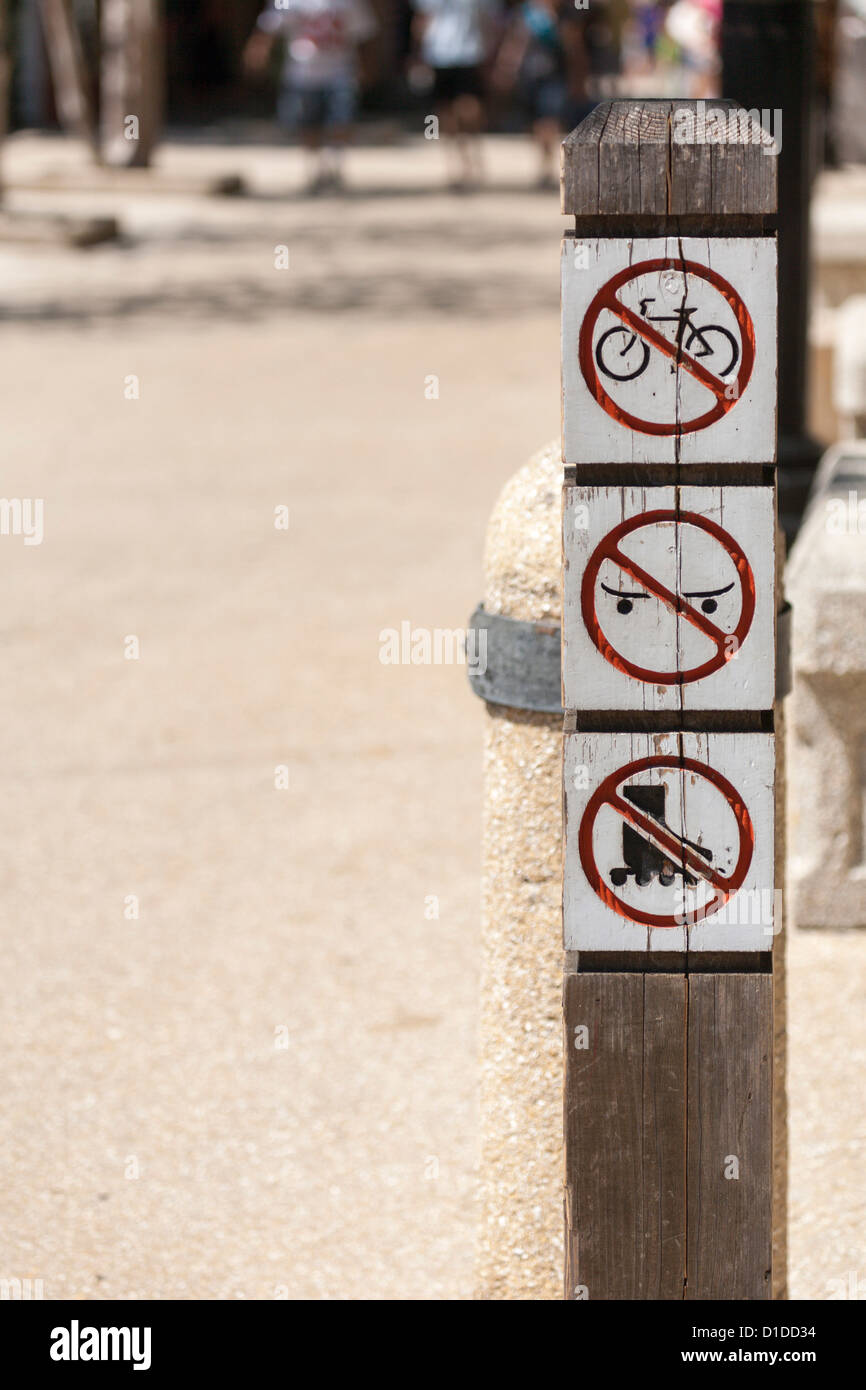 Schilder weisen keine Fahrräder, Skateboards oder Rollerskates erlaubt. Stockfoto