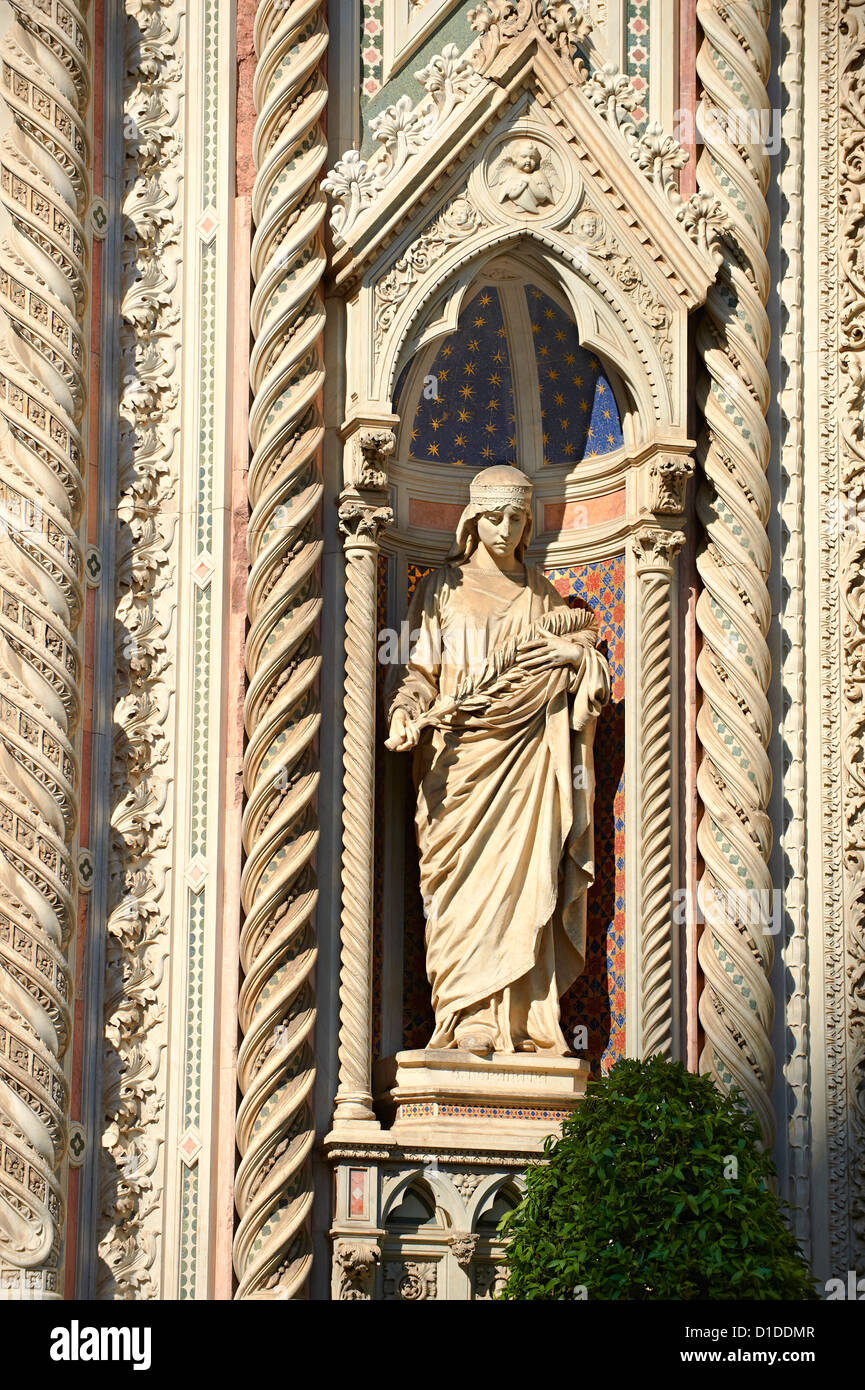 Fassade des der Gotik-Renaissance-Dom von Florenz, Statue der Heiligen Maria der Blume; Firenza Stockfoto