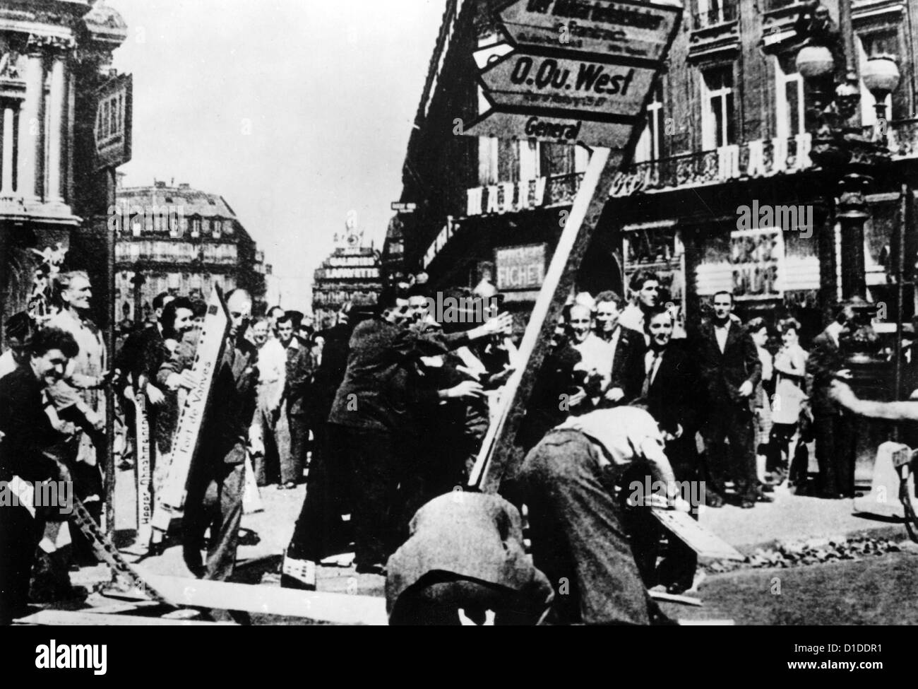 Unterstützt von den meisten Teilen der Bevölkerung zerstören französische Widerstandskämpfer im August 1944 deutsche Straßenschilder in Paris, Frankreich. Fotoarchiv für Zeitgeschichte Stockfoto