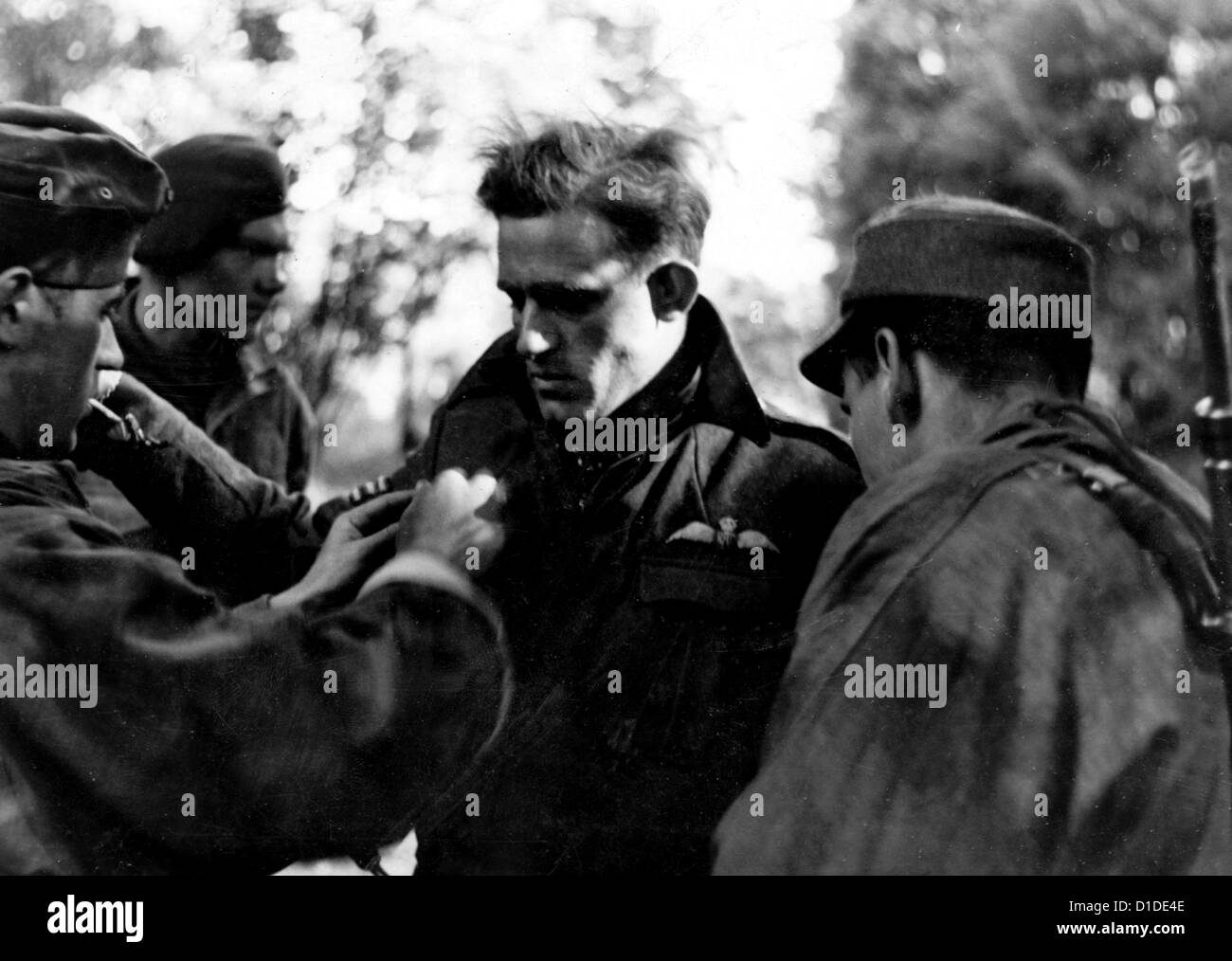 Soldaten der deutschen Wehrmacht suchen einen Frecnh-Partisanen in der Kampfzone in Caen, Frankreich, 7. Juni 1944. Fotoarchiv für Zeitgeschichte Stockfoto