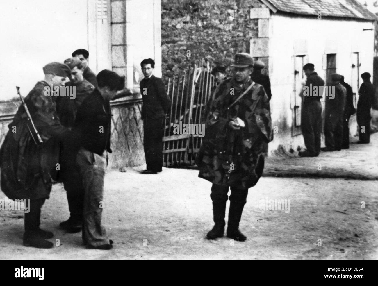 Soldaten der deutschen Wehrmacht verhaften französische Partisanen am 3. August 1944 in einem Dorf in der französischen Region Bretagne. Fotoarchiv für Zeitgeschichte Stockfoto