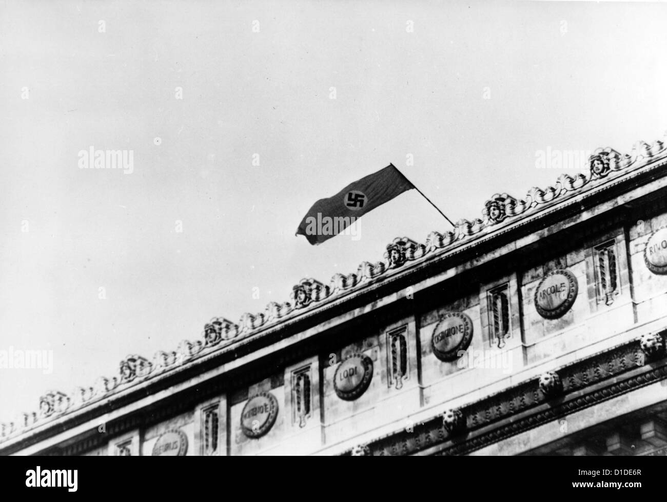 Eine deutsche Hakenkreuz-Flagge wird auf dem Triumphbogen in Paris, Frankreich, während der Invasion der Stadt durch deutsche Truppen gehisst. Fotoarchiv für Zeitgeschichte Stockfoto