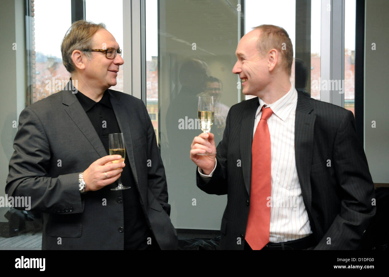 Neue Call-Center von mBank wurde in Prag, Tschechische Republik, 17. Dezember 2012 eingeweiht. Roman Truhlar (rechts), CEO der mBank Region tschechischen und Slowakischen Republik und Cezary Stypulkowski, Präsident der eBank gelten während der Einweihung. (Foto/Stanislav Zbynek CTK) Stockfoto