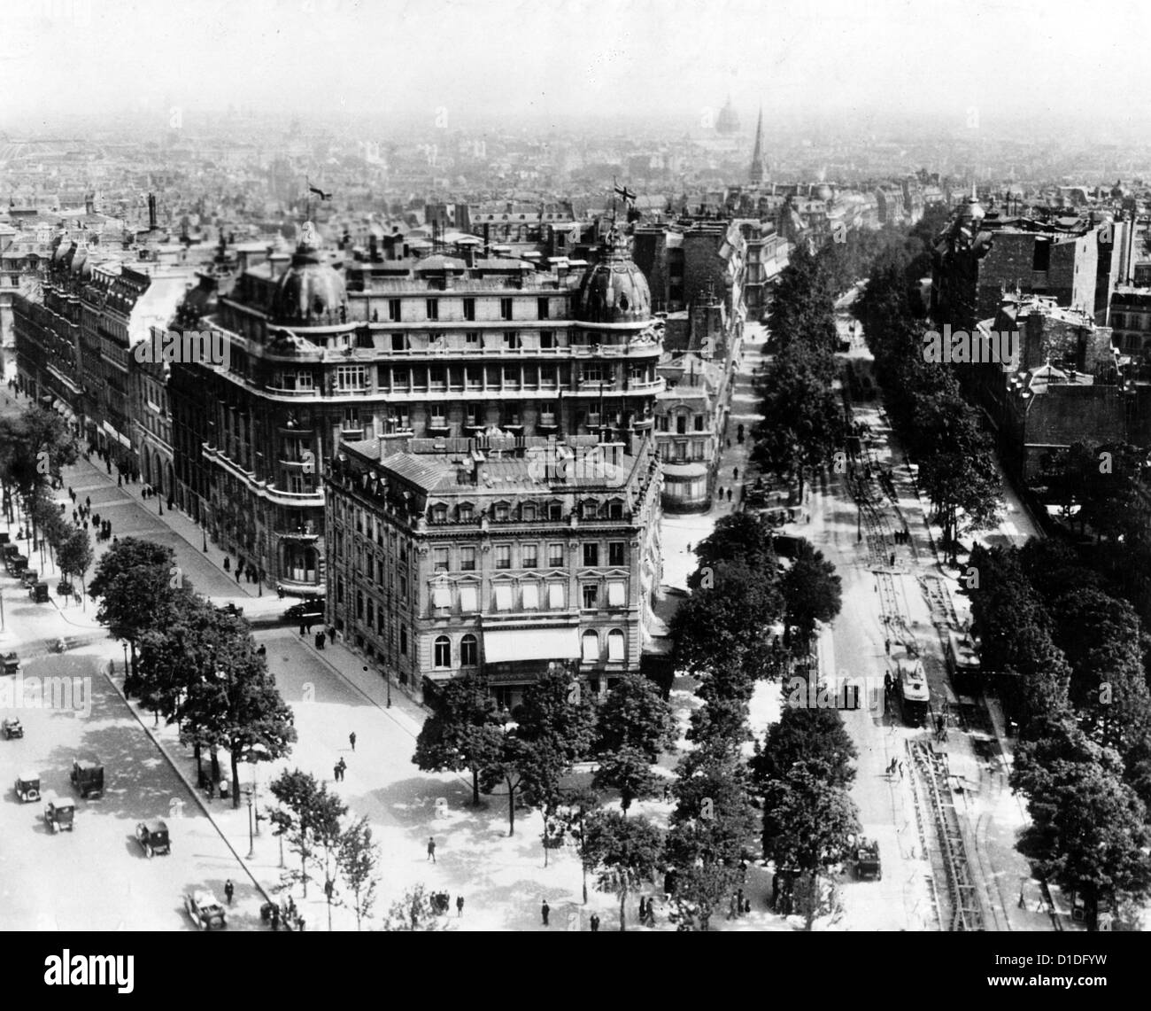 Blick auf die Avenue Marceau (r) und die Champs Elysees (l) vom Triumphbogen auf dem Place de l'Etoile (heute Place Charles-de-Gaulle) während der deutschen Besatzung. Datum unbekannt (um 1940 Uhr). Fotoarchiv für Zeitgeschichte Stockfoto