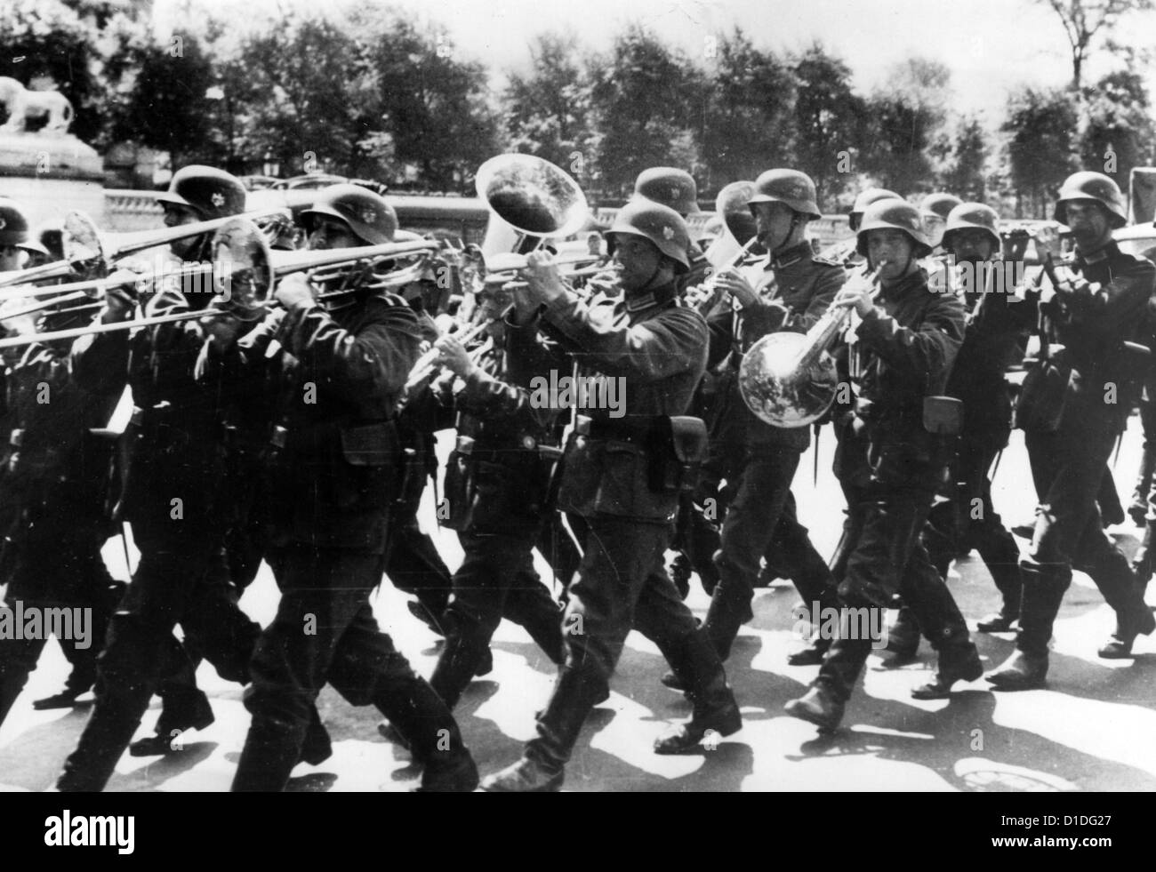 Die Militärkapelle der deutschen Garde marschiert im Juli 1940 entlang des Triumphbogens auf dem Place de la Concorde in Paris, Frankreich. Fotoarchiv für Zeitgeschichte Stockfoto