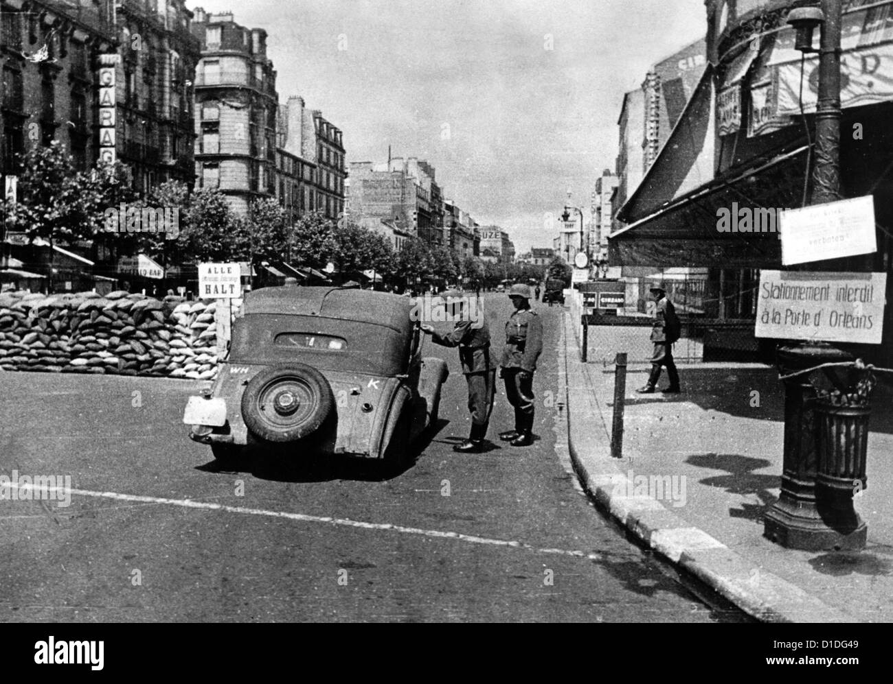 Deutsche Straßenbarrikaden und Unterwegskontrollen in Paris, Frankreich, im Juli 1940. Fotoarchiv für Zeitgeschichte Stockfoto
