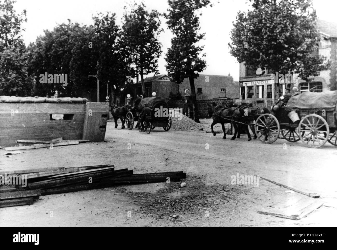 Während der Invasion von Paris im Juni 1940 marschieren deutsche Truppen entlang halbfertiger Straßenbarrikaden. Fotoarchiv für Zeitgeschichte Stockfoto