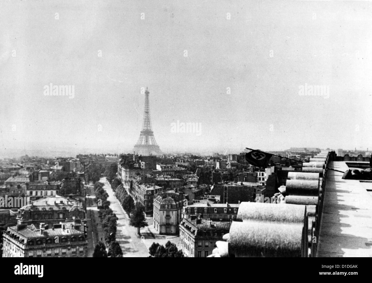 Eine Hakenkreuz-Flagge ist auf dem Arc de Triomphe während der Invasion von Paris durch deutsche Truppen im Juni 1940 abgebildet. Der Eiffelturm ist im Hintergrund zu sehen. Fotoarchiv für Zeitgeschichte Stockfoto