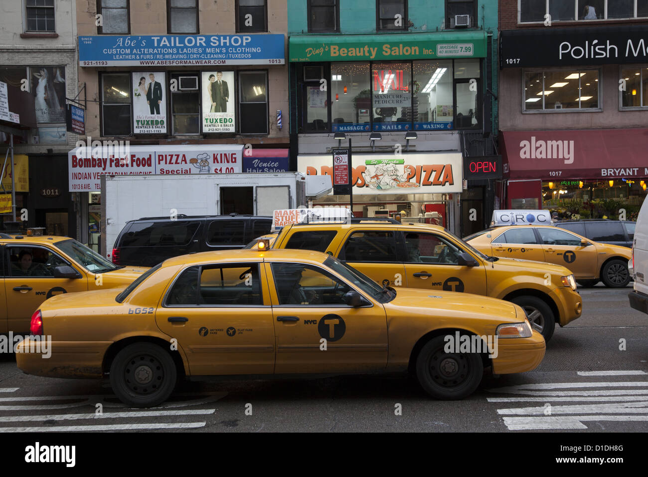 Midtown Manhattan herrscht immer Taxis und Staus. Stockfoto