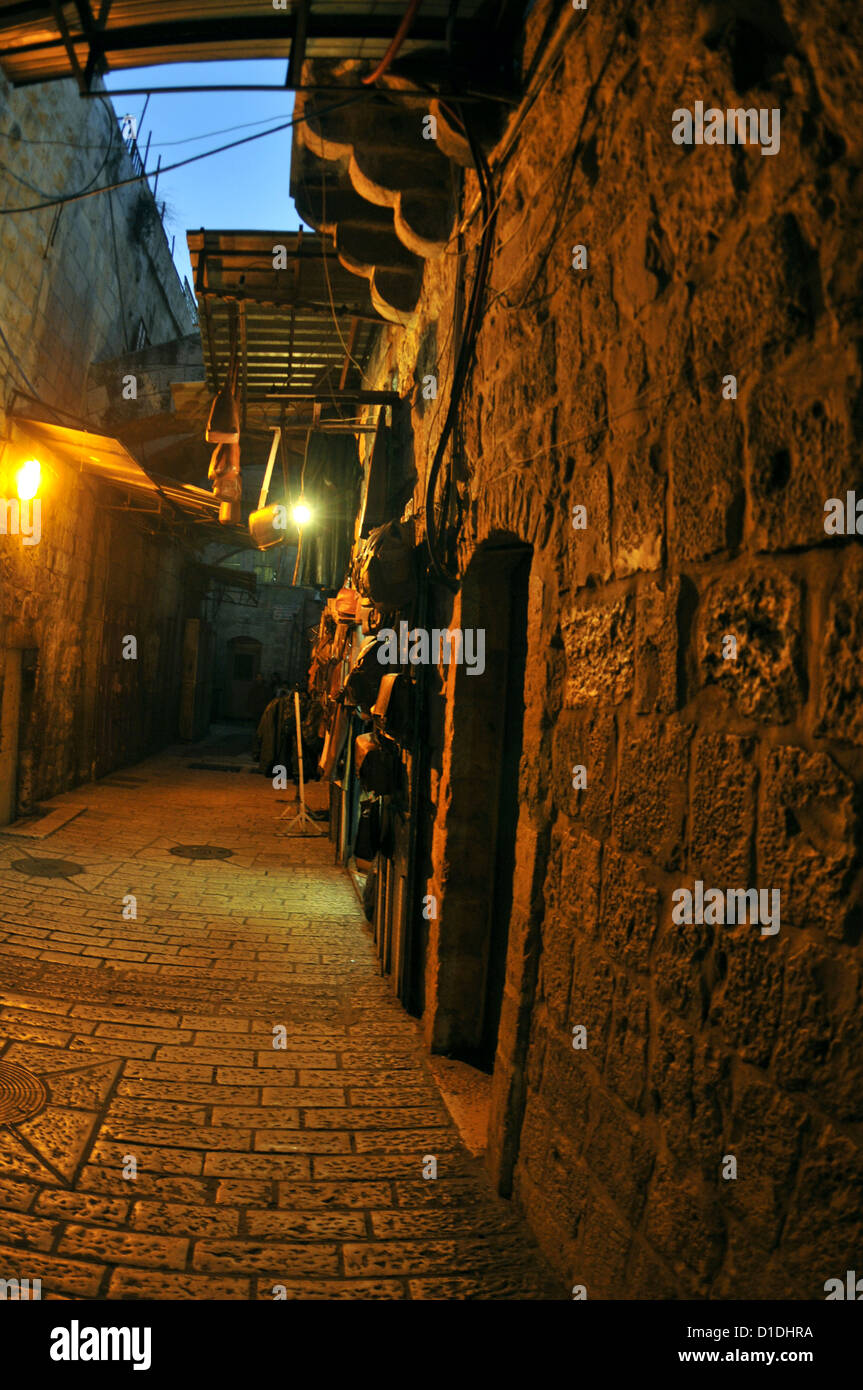 Schwach beleuchteten Gasse von alten Steinhäusern Jerusalem collcetion Stockfoto