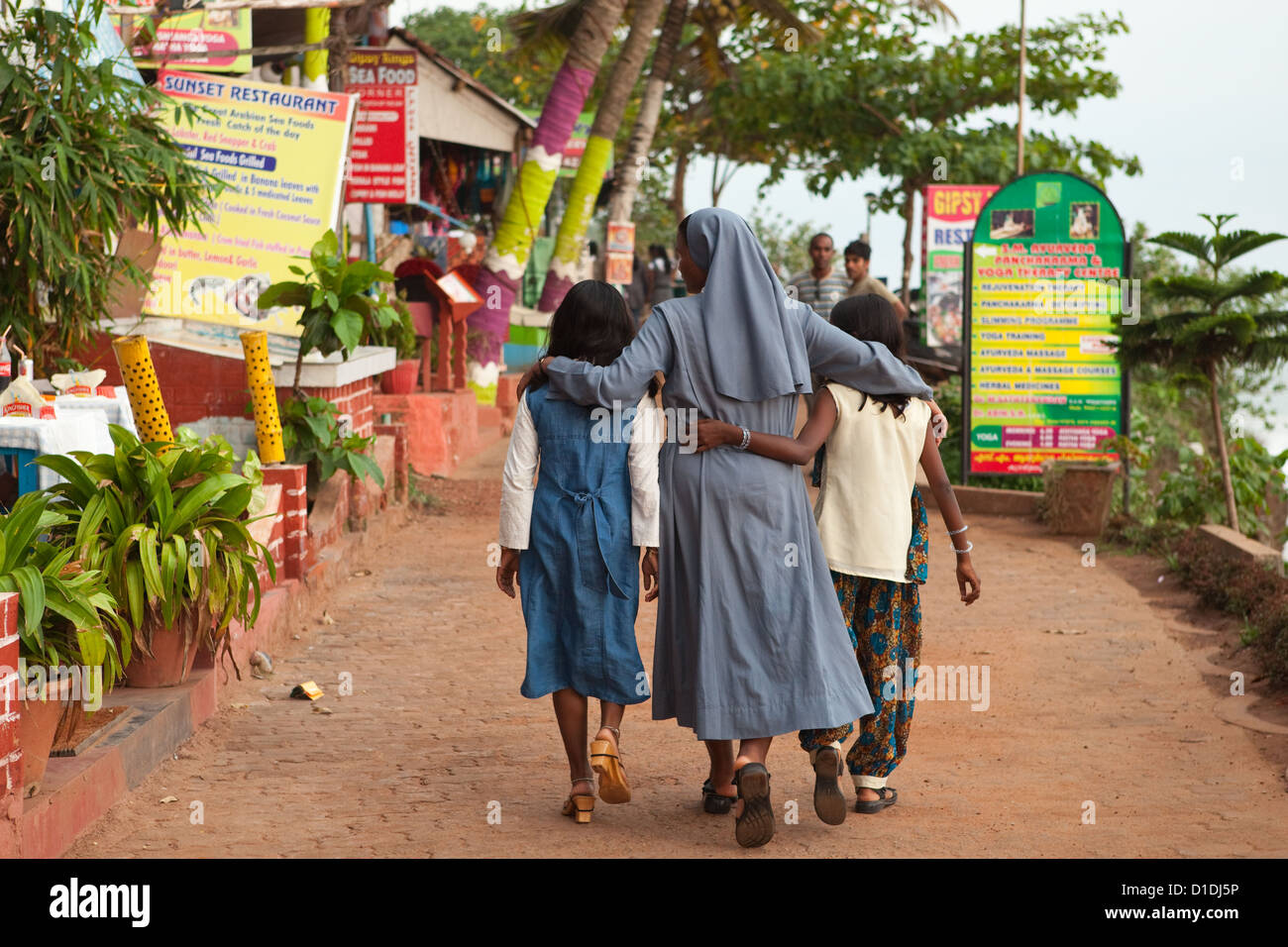 Nonne mit Kindern in Varkala, Kerala Stockfoto