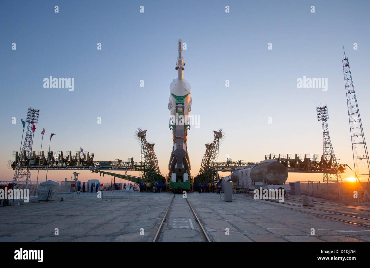 Eine Sojus-Rakete wird nach dem Roll-out zur Startrampe 17. Dezember 2012 am Weltraumbahnhof Baikonur in Kasachstan in Position gehoben.  Start der Sojus-Rakete ist für Dezember 19 geplant und schicken Expedition 34/35 Flight Engineer Tom Marshburn der NASA, Sojus-Kommandant Roman Romanenko und Expedition 35 Commander Chris Hadfield von der kanadischen Raum (CSA) auf einer fünfmonatigen Mission an Bord der internationalen Raumstation ISS. © Planetpix / Alamy Live News Stockfoto