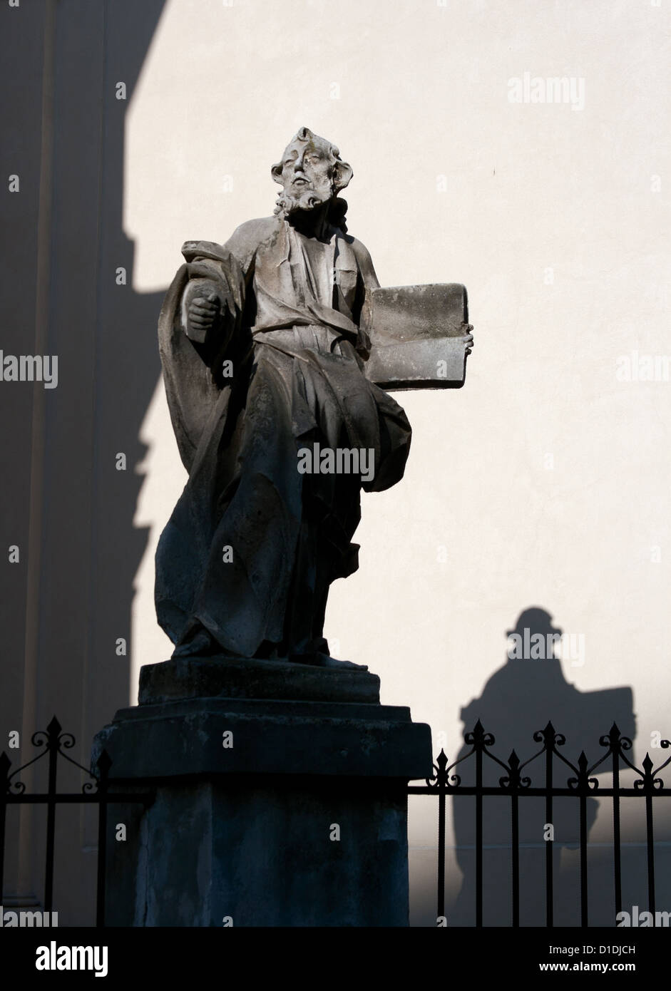Statue mit Buch in der Nähe von Lateinische Kathedrale, Lemberg, Ukraine Stockfoto