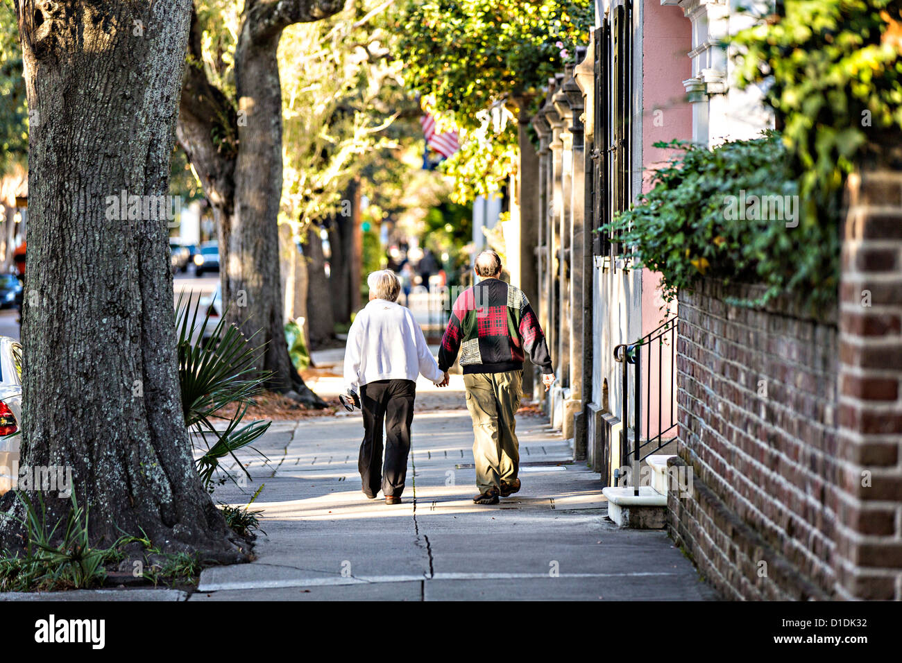 Ein älteres Ehepaar gehen Sie historische Meeting Street in Charleston, South Carolina. Stockfoto