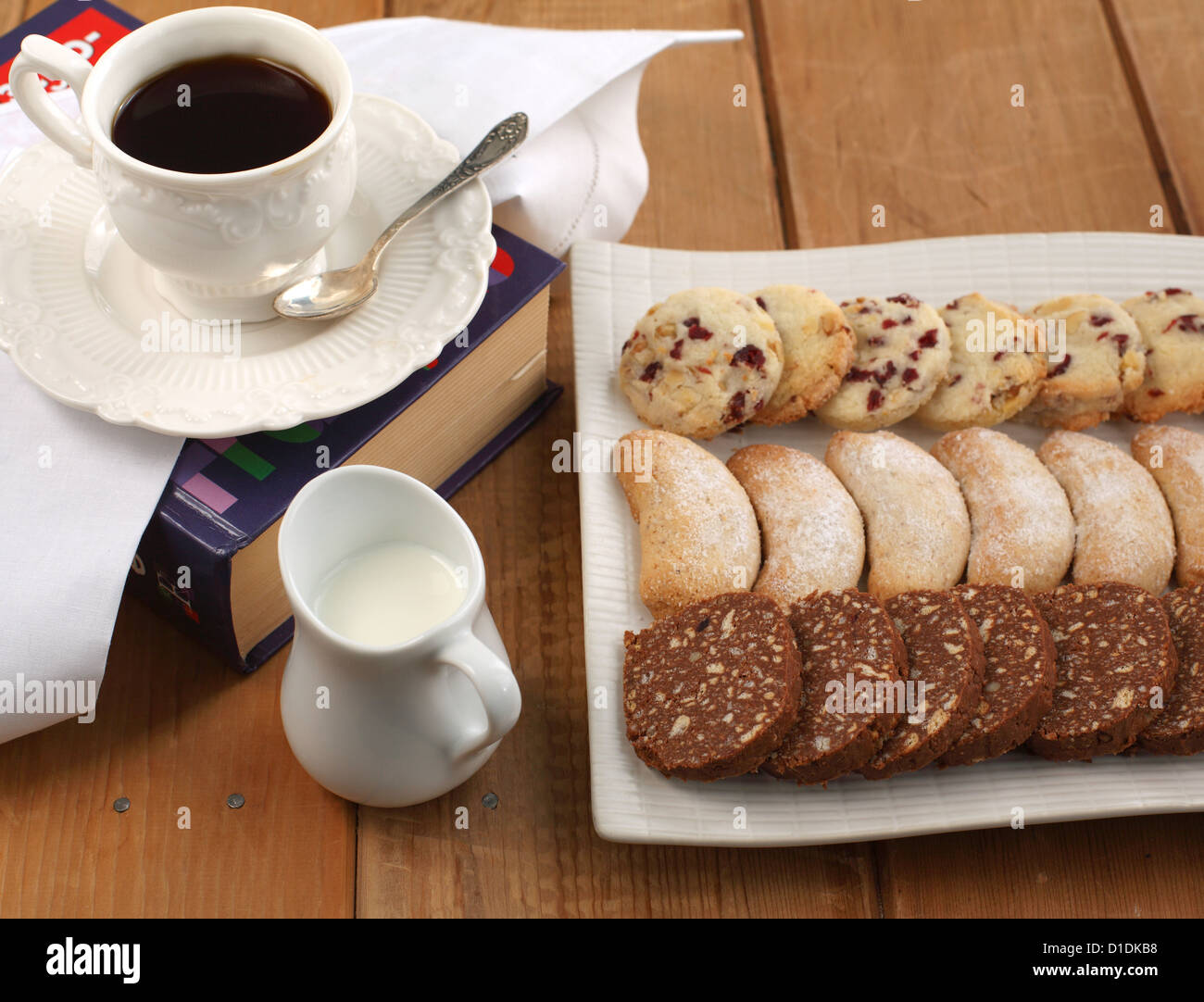 Halbmonde Vanille und Mandel Cookies, Schokolade Salami und Pecan Cookies mit Kirschen und Kaffee Stockfoto