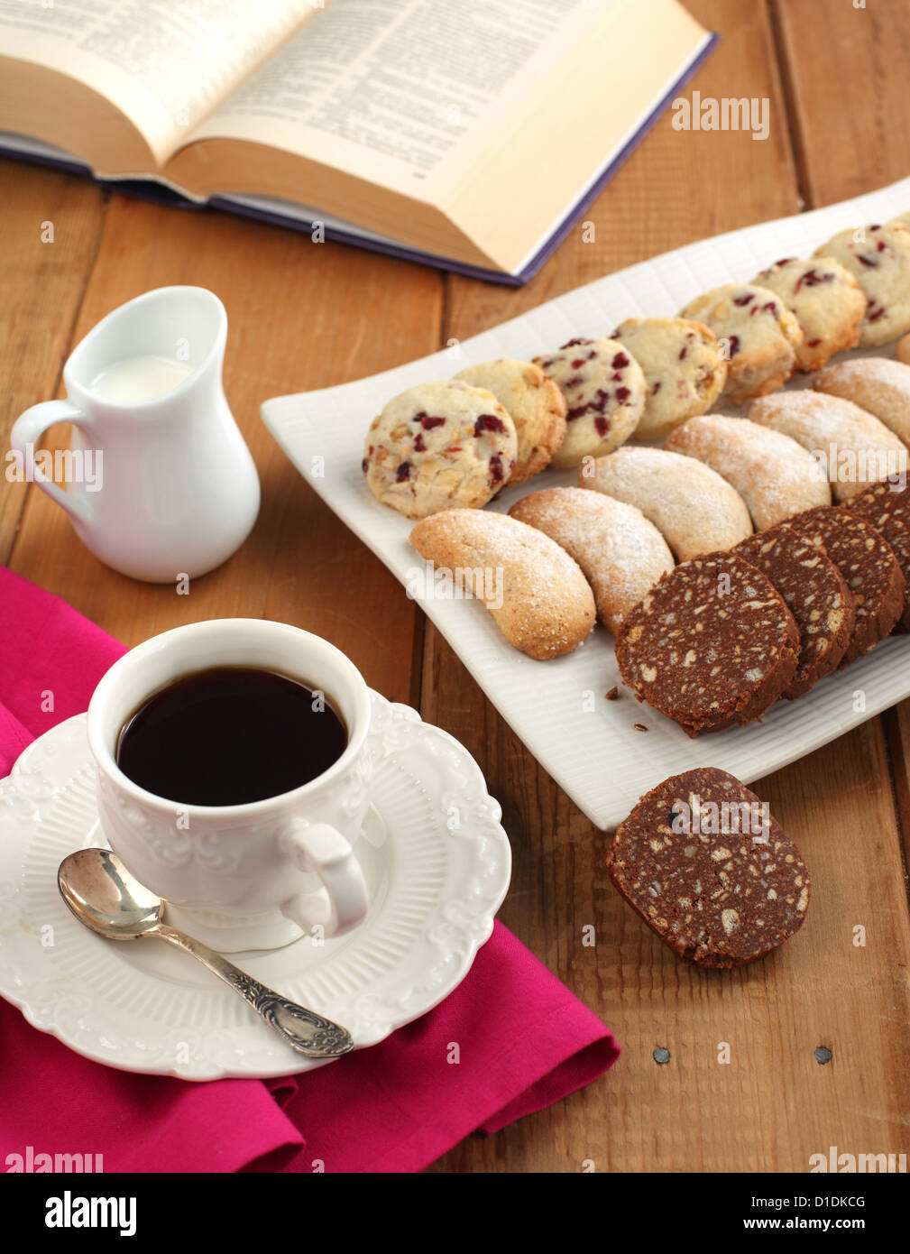 Halbmonde Vanille und Mandel Cookies, Schokolade Salami und Pecan Cookies mit Kirschen und Kaffee Stockfoto
