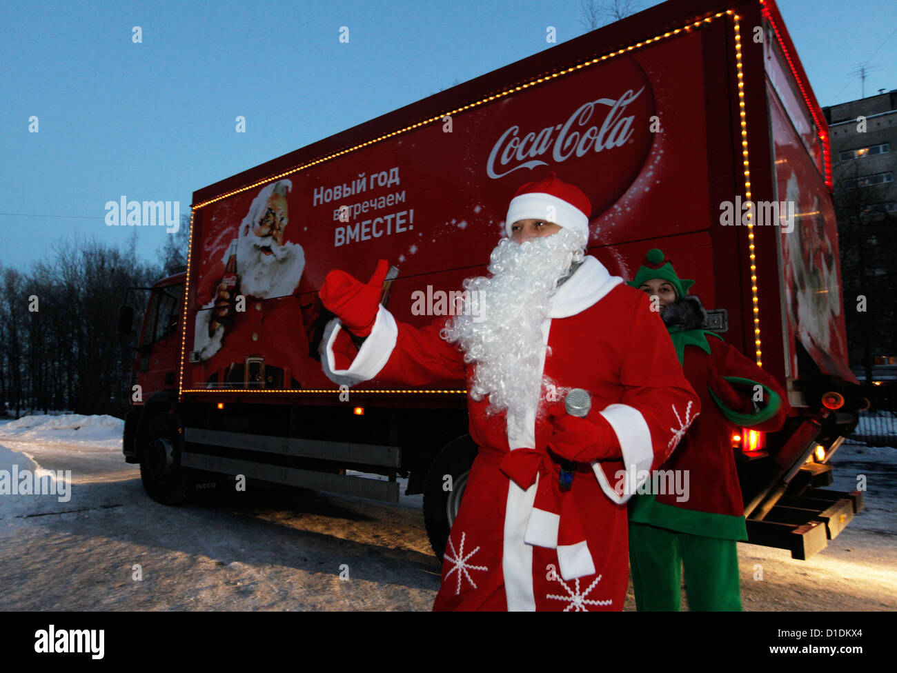 17. Dezember 2012 präsentiert von Coca-Cola Hellenic, die russische Fabrik von Coca-Cola in St. Petersburg - St. Petersburg, Russland - 17. Dezember 2012 - St. Petersburg, Russland - Silvester für die Kinder-Waisen. Am Vorabend der Magie des Urlaubs in einem Jahr die Mitarbeiter von Coca-Cola Hellenic gekleidet in den Kostümen von Santa Claus und Märchen Zeichen und gab einen echten Urlaub für Kinder der geförderten Kinder Häuser. Kinder wurden von Santa Claus Puppen, Autos, Hubschrauber, Kinokarten, Elektronik und vieles mehr vorgestellt. (Kredit-Bild: © Andrey Pronin/ZUMAPRESS.com) Stockfoto