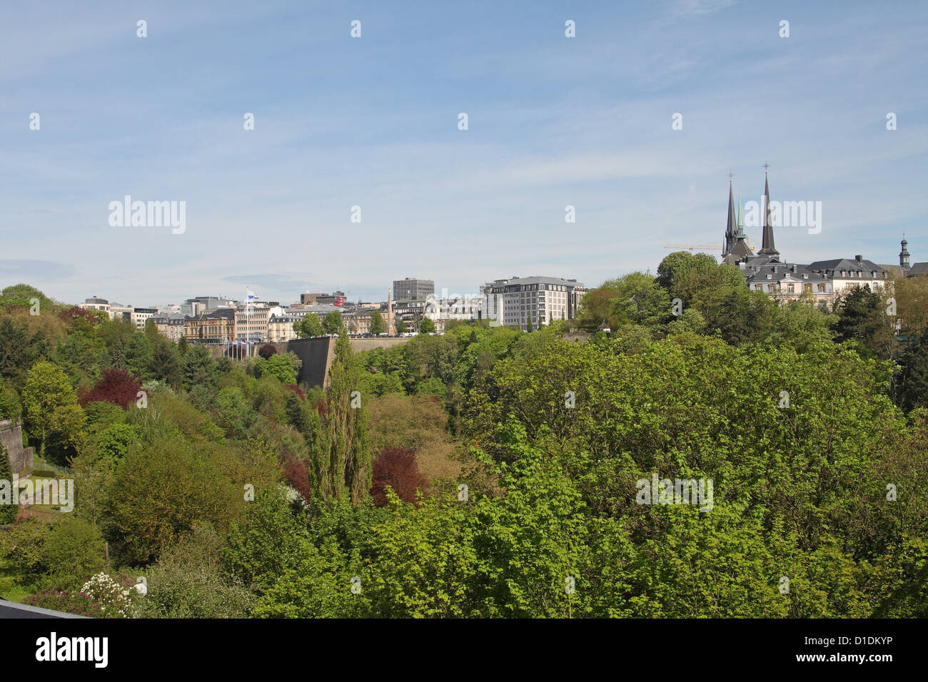 Ansicht der Stadt Luxemburg, einschließlich der Kathedrale Notre-Dame, wie durch das Tal der Petrusse gesehen Stockfoto