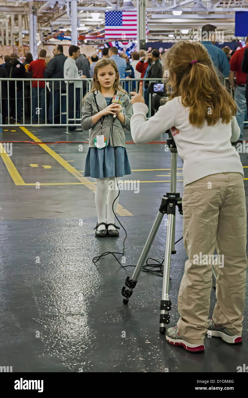 Sieben-jährige Mädchen Bericht für Kid Witness News anlässlich eines Besuches von Präsident Barack Obama in Detroit Diesel Fabrik. Stockfoto