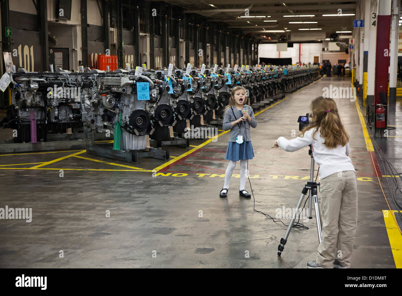 Sieben-jährige Mädchen Bericht für Kid Witness News anlässlich eines Besuches von Präsident Barack Obama in Detroit Diesel Fabrik. Stockfoto