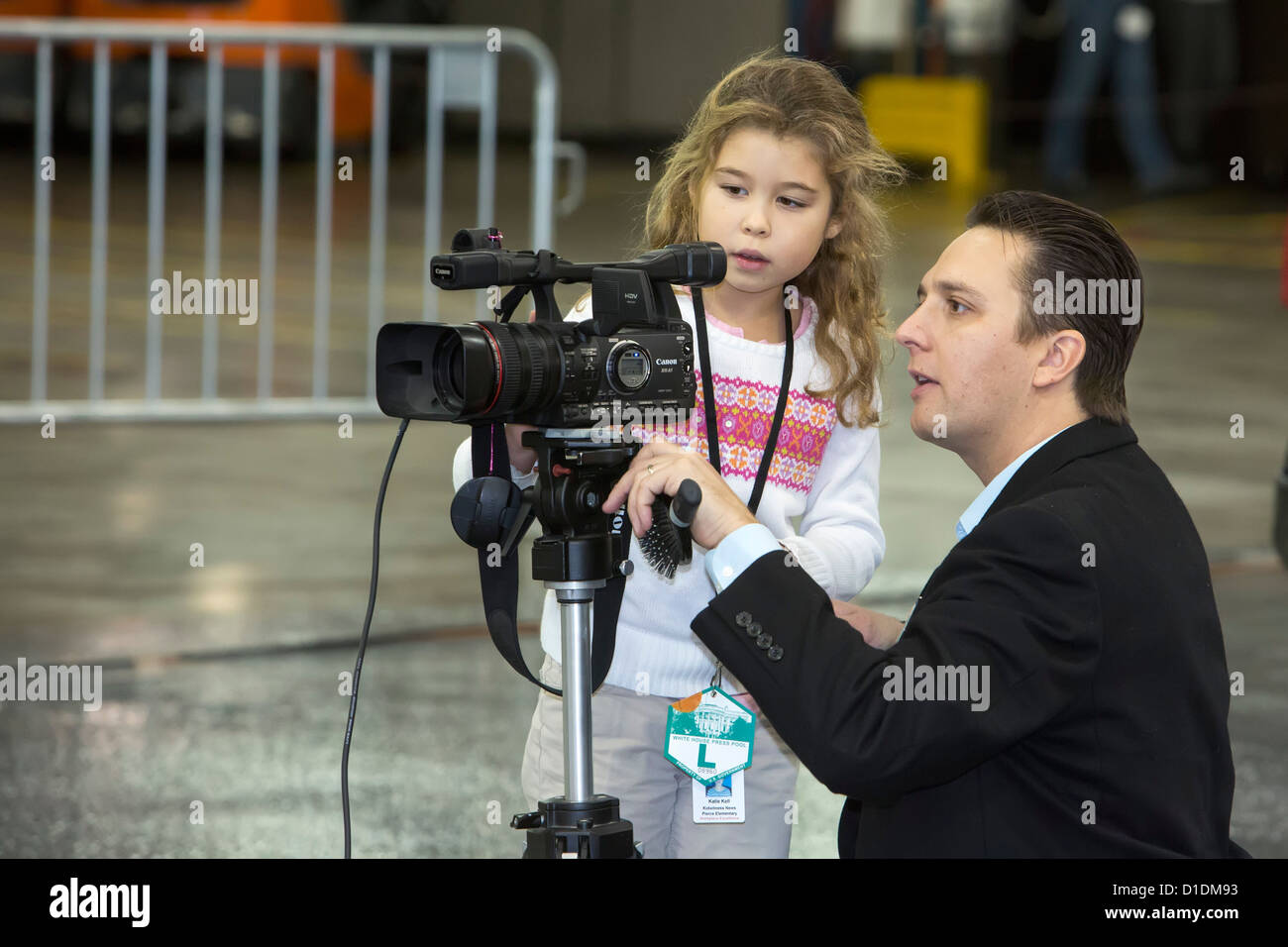 Sieben-Jahr-altes Mädchen Reportagen für Kid Witness News anlässlich eines Besuches von Präsident Barack Obama in Detroit Diesel Fabrik. Stockfoto