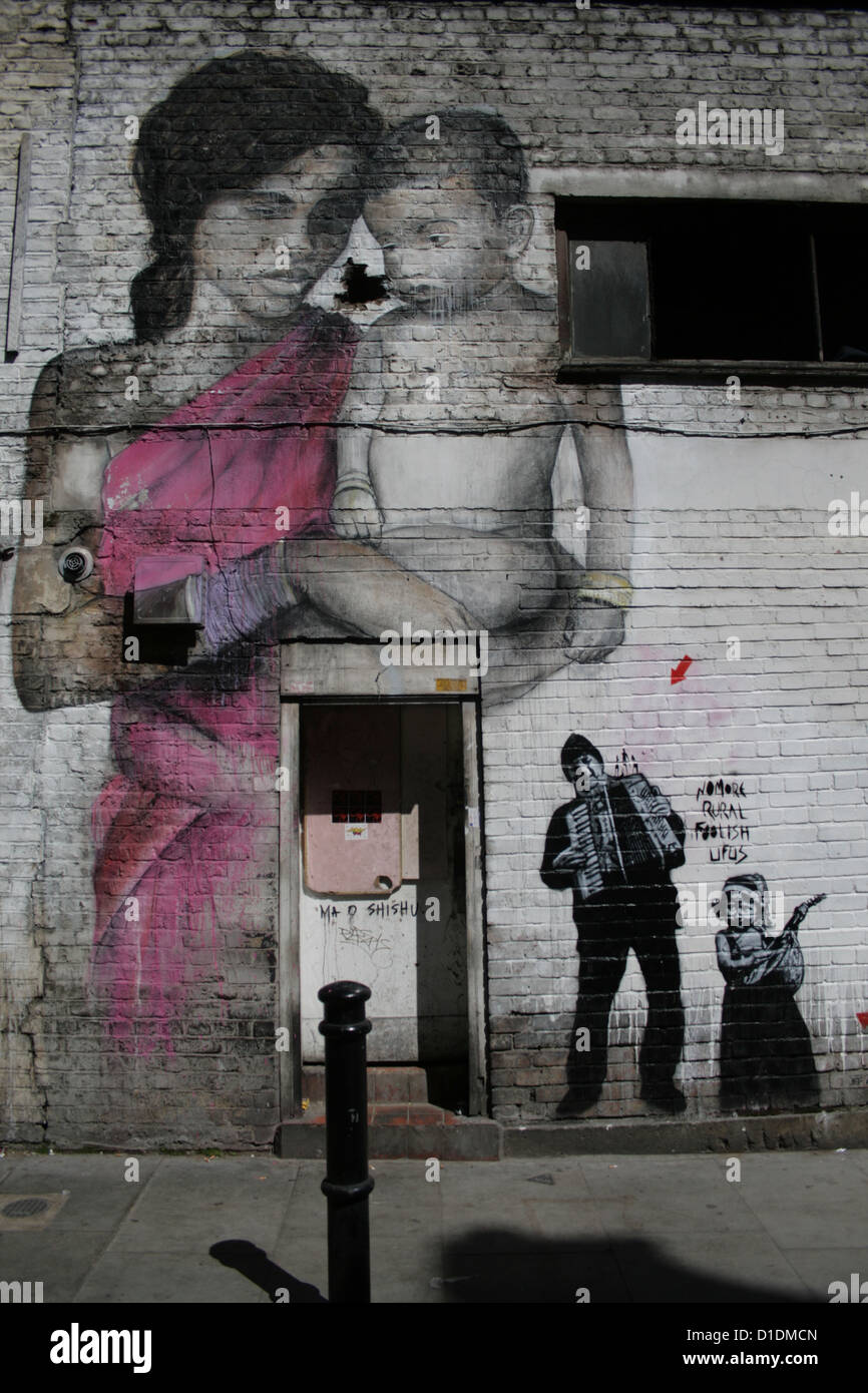 Kunstwerke von Ben Slow (die Frau mit dem Baby) und Jef Aerosol (kleine Schablone Graffiti) Stockfoto