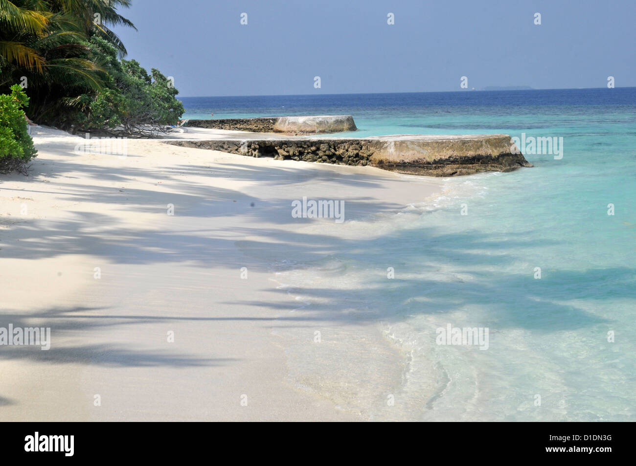 Jetty Wellenbrecher auf einer tropischen Malediven Insel Strandresort Stockfoto