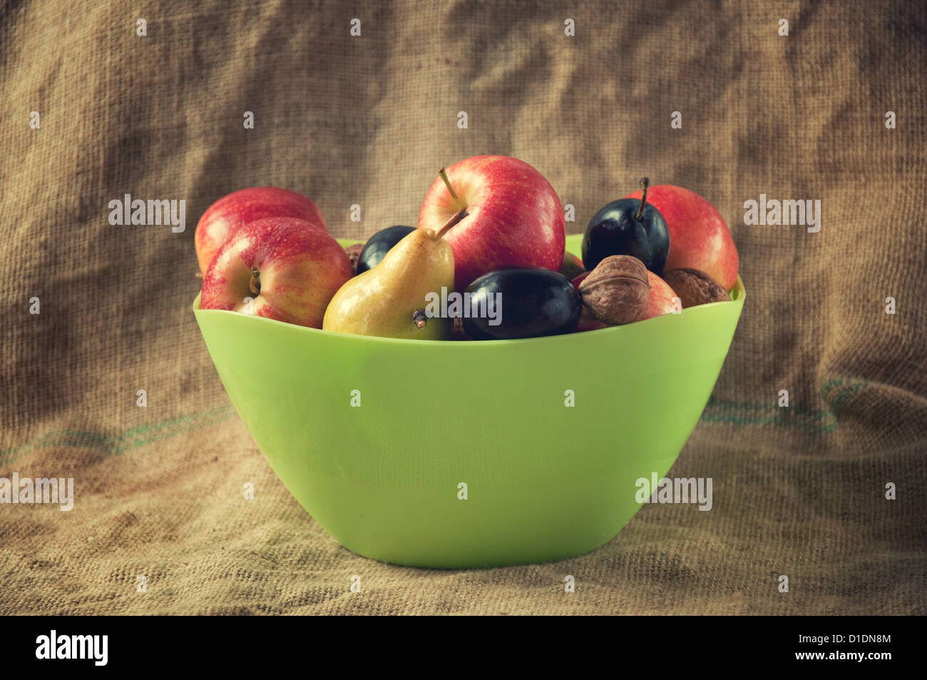 Alte Tisch voll mit verschiedenen Herbst Obst: Apfel, Birne und Pflaume Stockfoto