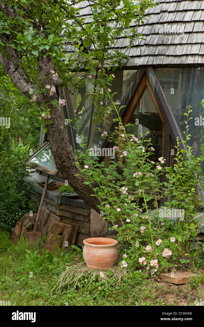 Rosenstrauch Kew Rambler und Keramik vor einer geodätischen Kuppel, Frankreich Stockfoto