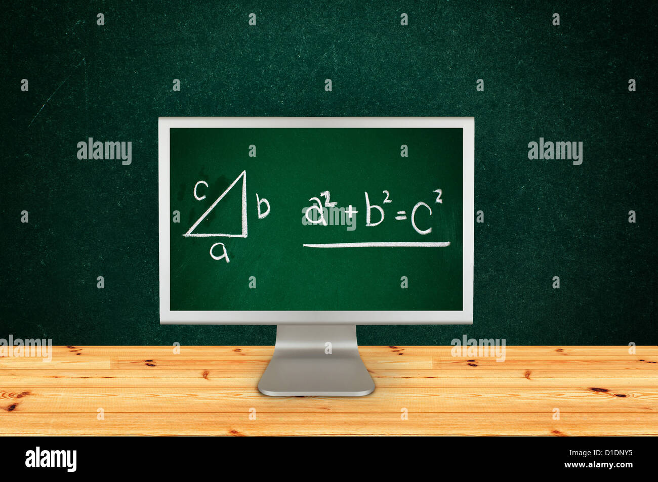 Satz des Pythagoras mit weißer Kreide auf eine Tafel skizziert Stockfoto