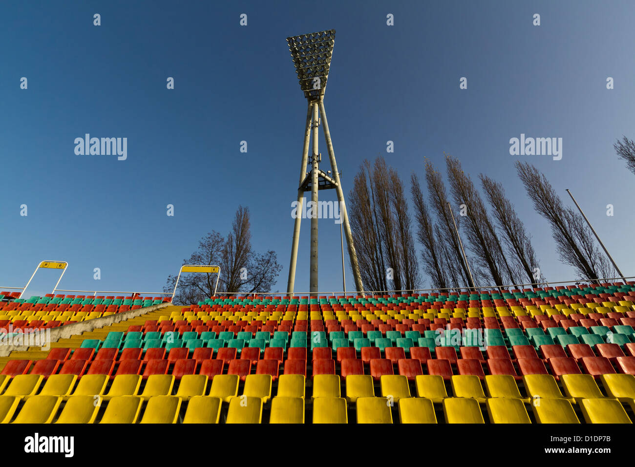 Bunte Plastikstühle im Friedrich-Ludwig-Jahn-Stadion in Berlin, Deutschland Stockfoto