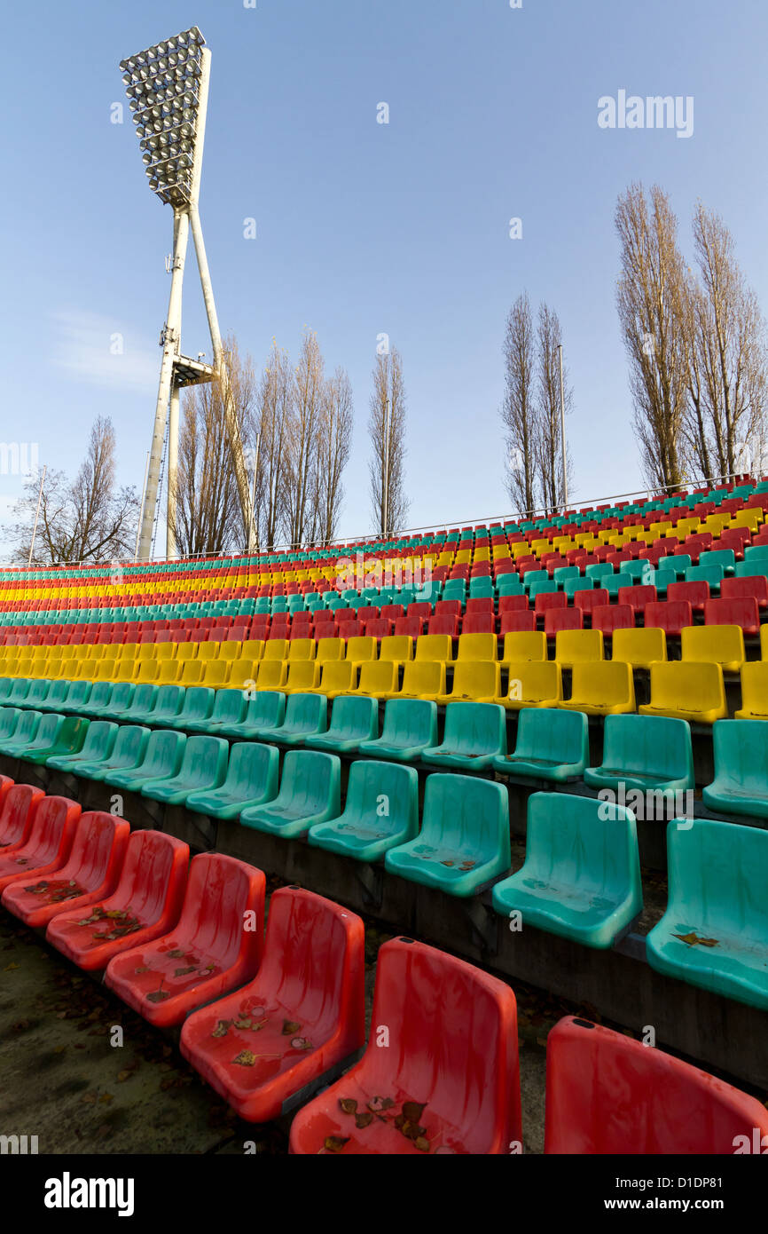 Bunte Plastikstühle im Friedrich-Ludwig-Jahn-Stadion in Berlin, Deutschland Stockfoto