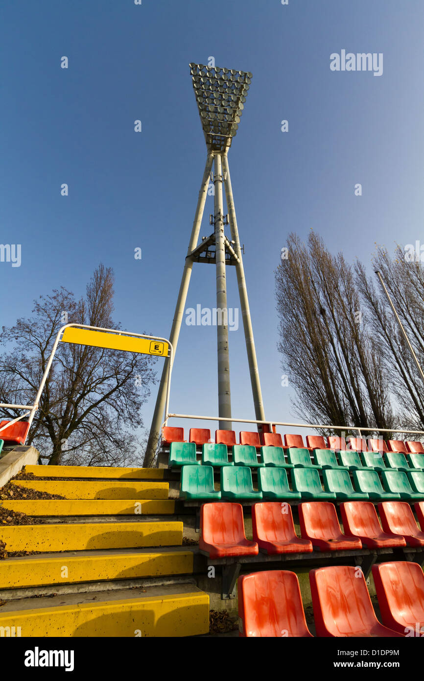 Bunte Plastikstühle im Friedrich-Ludwig-Jahn-Stadion in Berlin, Deutschland Stockfoto