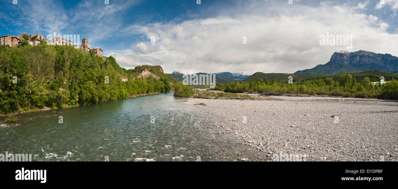 Rio Cinca durchflossen Ainsa, Provinz Huesca, Nordspanien, mit Pena Montanesa und die mittelalterliche Stadt im Hintergrund Stockfoto