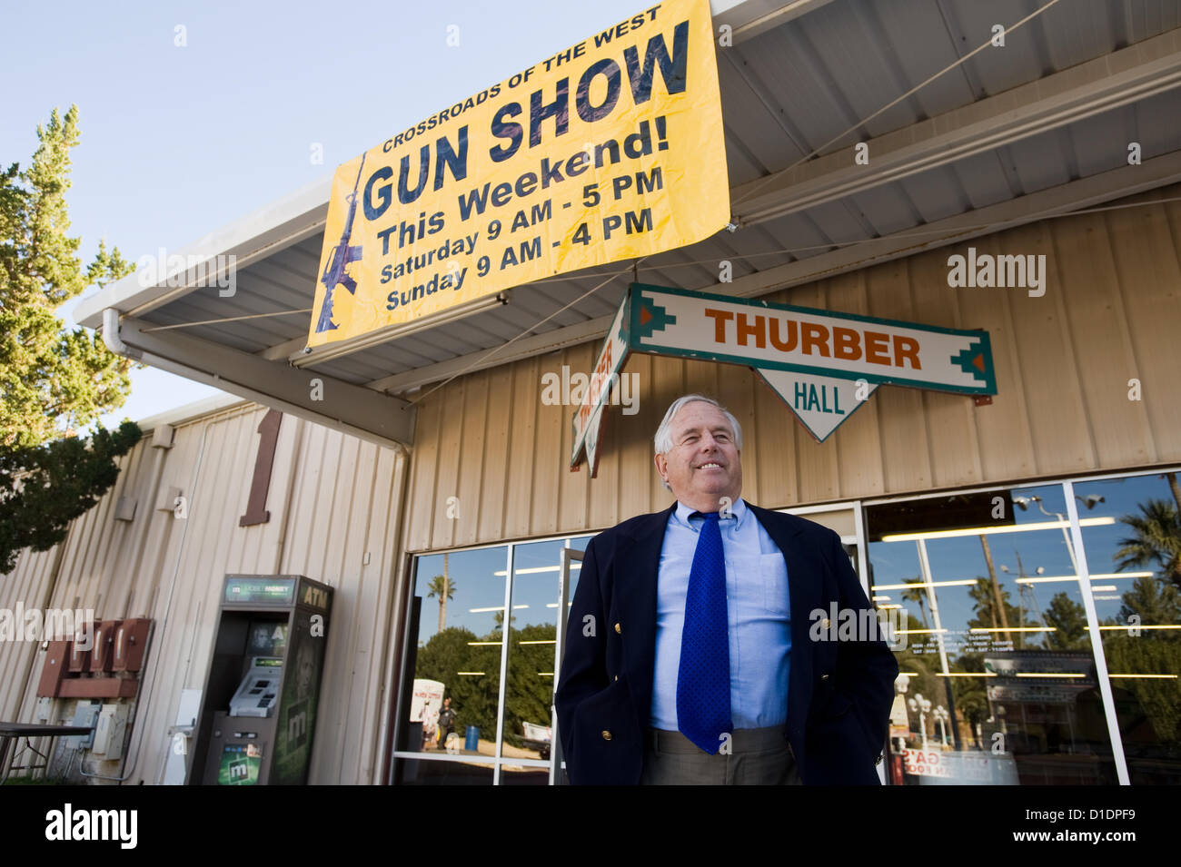 14. Januar 2011 - Tucson, Arizona, USA - BOB TEMPLETON, ist Eigentümer der Crossroads der West Gun Shows der Veranstalter hinter einer Pistole Show Eröffnung am 15. Januar 2011 um die Pima County Fairgrounds in Tucson, Arizona  Die Show, monatelang geplant öffnet eine Woche aus einer Masse in Tucson, die sechs getötet und verletzt 13 weitere, einschließlich Rep G. Giffords schießen. (Kredit-Bild: © wird Seberger/ZUMAPRESS.com) Stockfoto