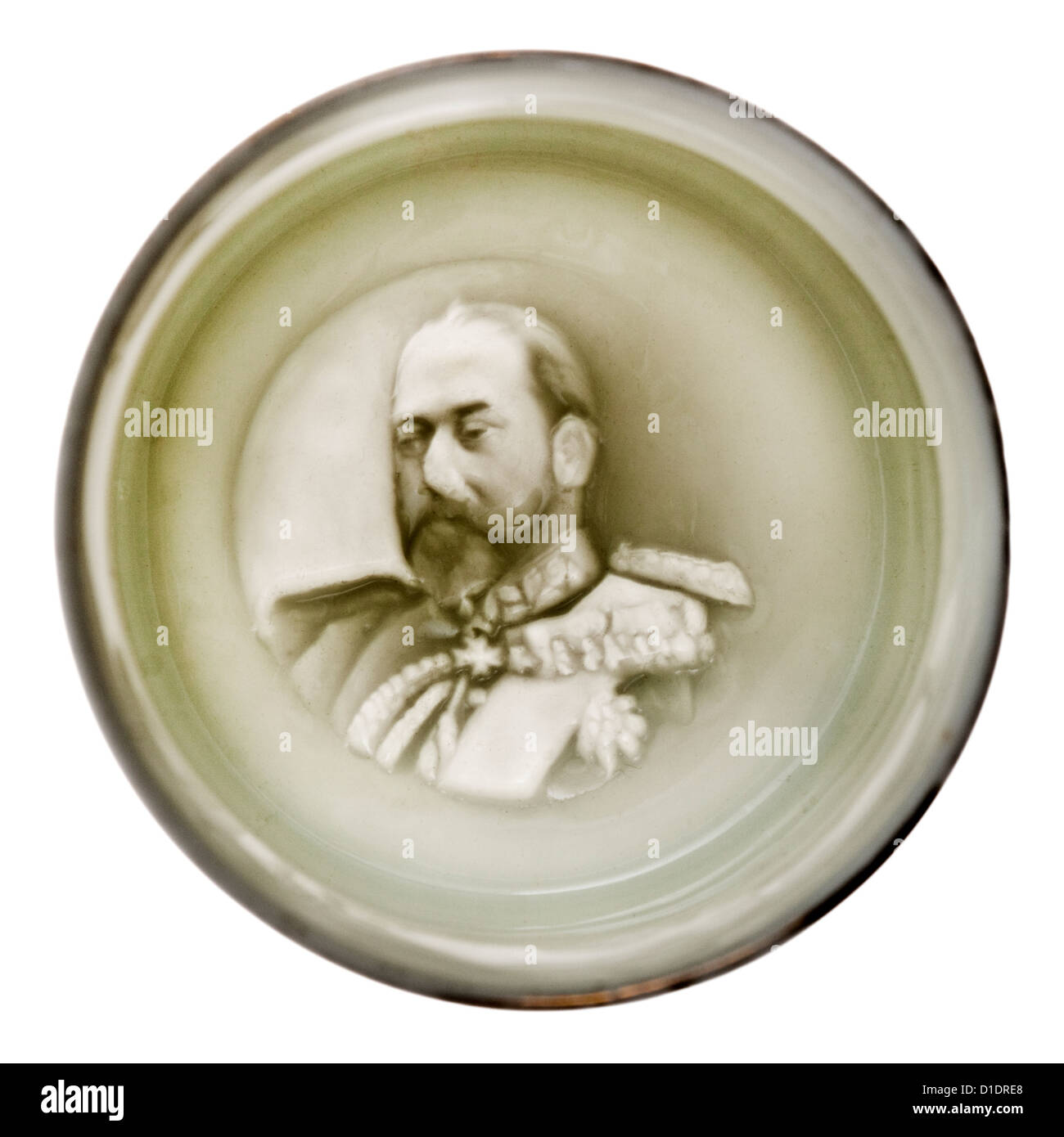 Antike (1902) Krönung Souvenir Porzellan Teetasse mit Lithopane von König Edward VII in den Boden des Bechers. Stockfoto