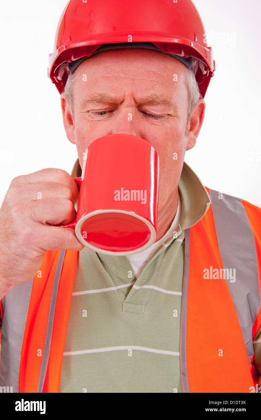 Bauarbeiter mit roten harten Hut & hi-viz Jacke und aus einem roten Becher trinken. Stockfoto