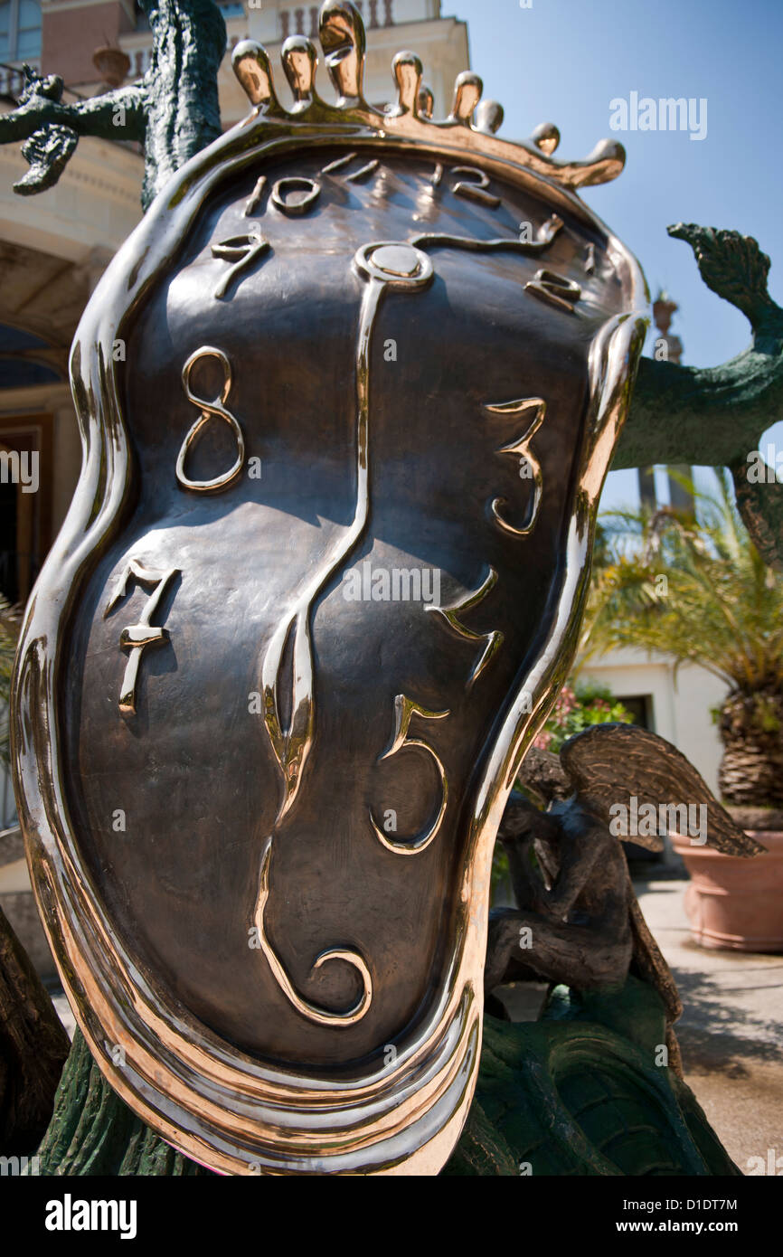 Geschmolzene Uhr Skulptur, Dali Stockfotografie - Alamy